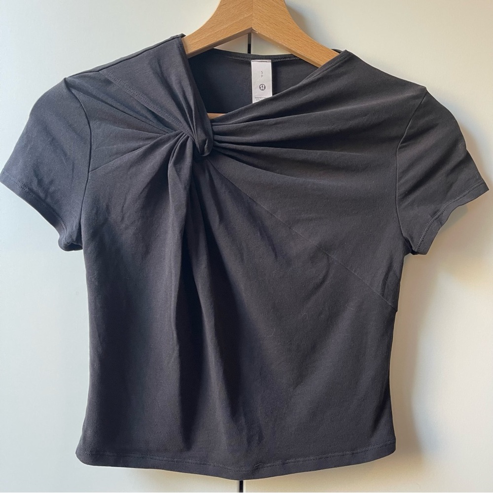 Lululemon Asymmetrical Front-Twist T-Shirt Black S Small Cropped